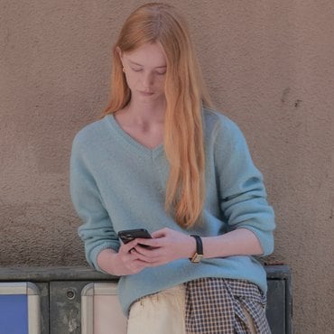 노운베러 Loose fit V-neck knit KNFW01SW01_Sky blue