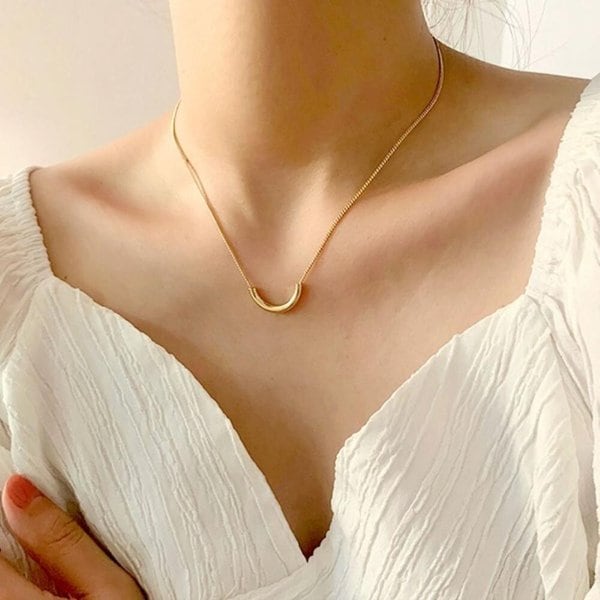 [옷자락] 여성 일상복 세련된 포인트 금 목걸이