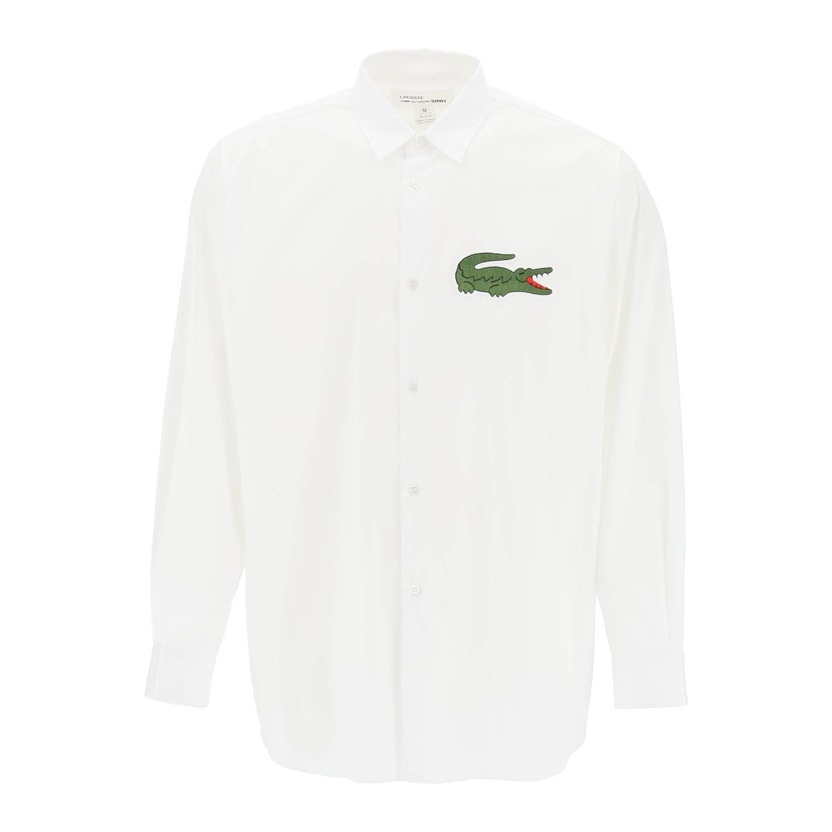 Comme des Garçons Shirt x Lacoste 컬렉션의 셔츠로, 순면 옥스포드 소재로 제작되었으며 가슴 부분에 맥시 크로커다일 패치가 달려 있습니다.클래식한 칼라, 전면 버튼 클로저, 둥근 헴라인, 박스 플리츠가 달린 뒷면 요크가 특징입니다.드롭 숄더 디자인으로 더욱 돋보이는 오버사이즈 핏.모델의 키는 187cm이고 M 사이즈를 착용했습니다.