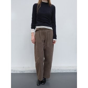 더라우스트 벨티드 핀턱 기모 팬츠 BROWN