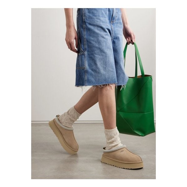 어그 태즈 울 혼방 플리스 안감 자수 스웨이드 플랫폼 슬리퍼 샌드 1647597353192088