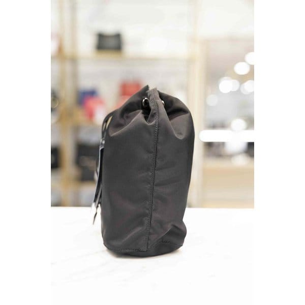 [시흥점] [프라다] 여성 포코노 삼각로고 버킷 파우치백  1NA369-2BQP-F0002