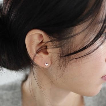 모던라이크 [ 본사정품 / 실크 파우치 쇼핑백 증정 ] 14k 골드필드 실버 주물 미니 하트 귀걸이
