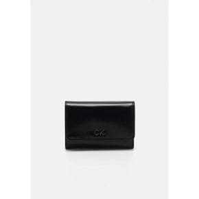 5068841 Calvin Klein DAILY TRIFOLD ZIP SHINY - Wallet black 105790910