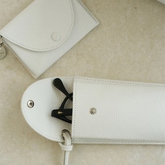 킨더살몬 FW24 Sofie Eyewear Holder White-Hud