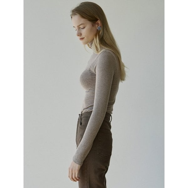 SOFT SLIM TURTLENECK TEE_LIGHT BROWN