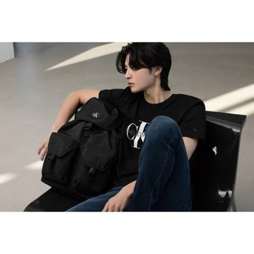 Calvin Klein Jeans ACC 공용 리버서블 플랩 투포켓 백팩(HH3947-001)