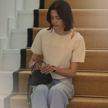 틸아이다이 Cut-out ribbon half sleeve blouse_Butter