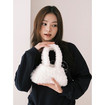 위아이윤 Rectangle furry bag_white