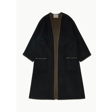 샵아모멘토 크리스타세아 23FW CRISTASEYA COLLARLESS REVERSIBLE COAT WITH LEATHER PIPING IN BLACK/KHAKI