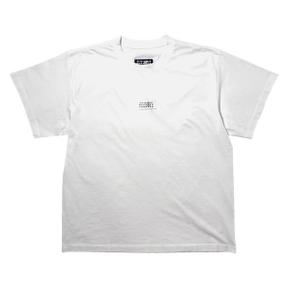 26SS MM6 마르지엘라 NUMERIC 패치 와이드핏 반팔티셔츠 SH0GC0032 M20170 101