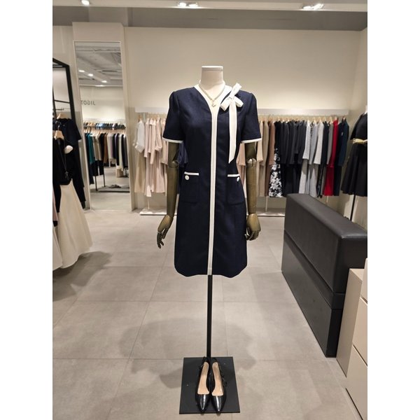 [파주점] 브로치 배색 브이넥 A라인 원피스 JS4B0OP281