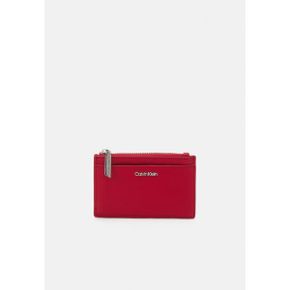 5069084 Calvin Klein MUST CARDHOLDER - Wallet scarlet sage