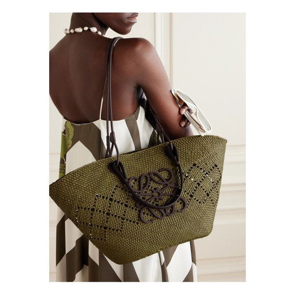 폴라스 이비자 아나그램 미디엄 아플리케 가죽 트리밍 라피아 토트백 1647597333838593