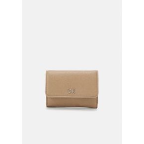 4577549 Calvin Klein DAILY SMALL TRIFOLD - Wallet chanterelle 76832147