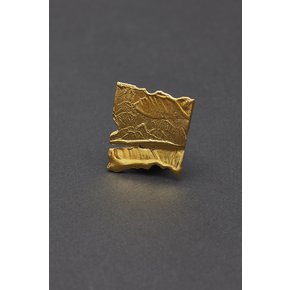 De_ Gold Brooch