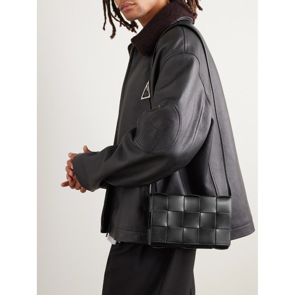 카세트 인트레치아토 가죽 메신저백 1647597343183675