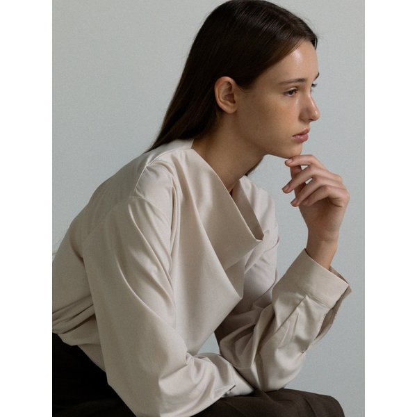 터틀넥 드레이프 블라우스 베이지 L107
