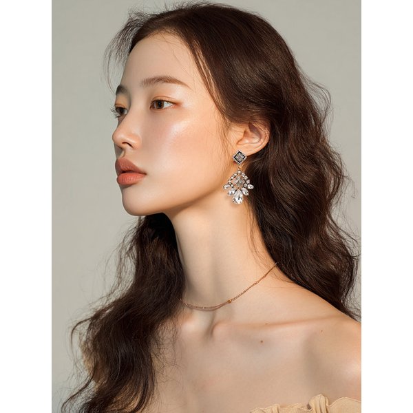 Antique Bold Auric Bloom Crystal Earrings [앤틱 볼드 오릭 블룸 크리스탈 귀걸이]