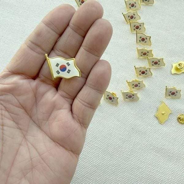 확대된 대표 1P 휘날리는 금장 뱃지 대한민국 태극기 배찌 기념 뺏지 깃발 국기 행사 선물 골드 국경일 한국