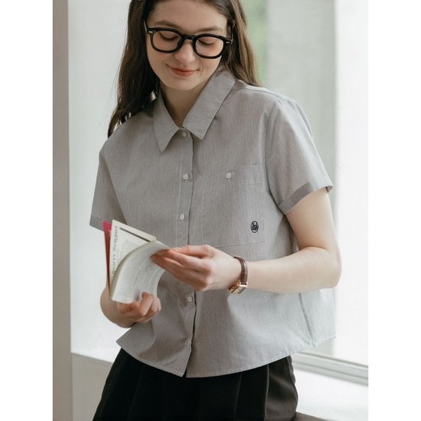 롤업 핀 스트라이프 크롭 하프 셔츠_CHARCOAL