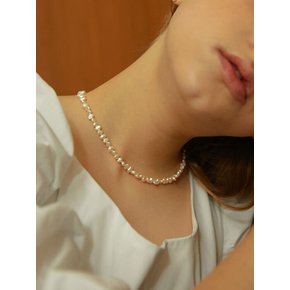 middle pearls necklace