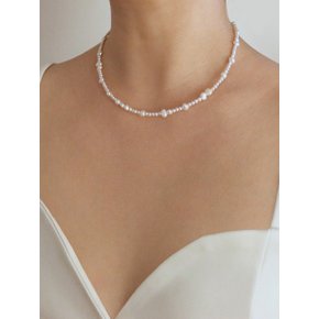 middle pearls necklace