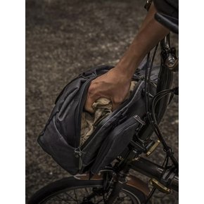 브롬톤백 자전거 프론트백 Pioneer Expandable Front Bag M - Charcoal Black