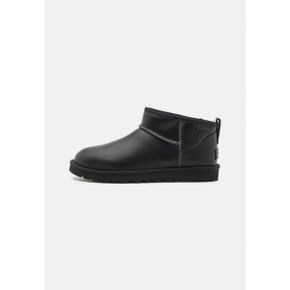 5267952 UGG CLASSIC ULTRA MINI - Classic ankle boots black