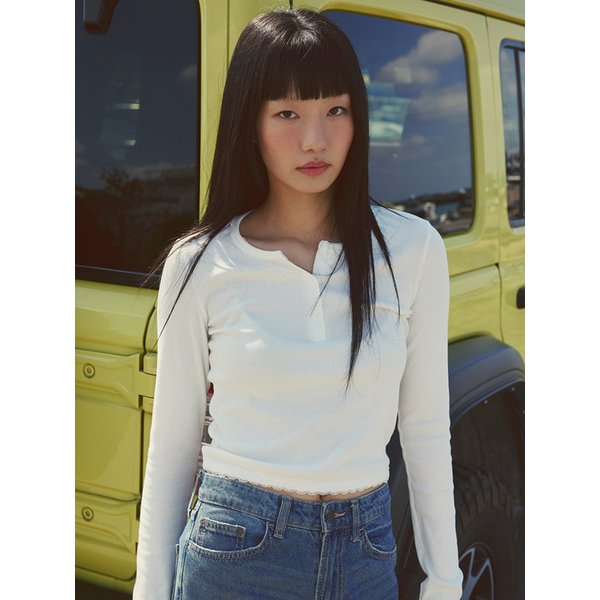 HENLEY NECK LACE HEM T-SHIRT (WHITE)