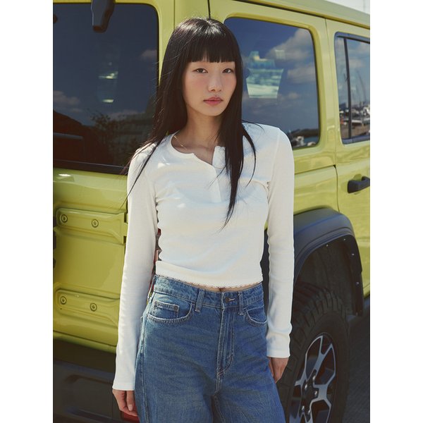 HENLEY NECK LACE HEM T-SHIRT (WHITE)