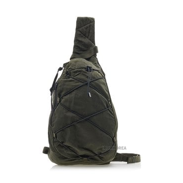 CP컴퍼니 FW24 남성 렌드 와펜 크로스백 17CMAC114A 005269G 683