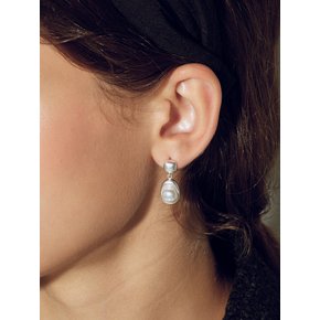 LB_White pearl drop earring