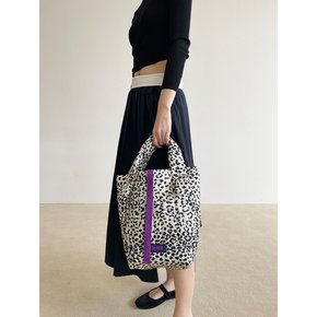 Silky leopard padding tote bag. Cream