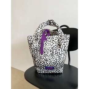 Silky leopard padding tote bag. Cream