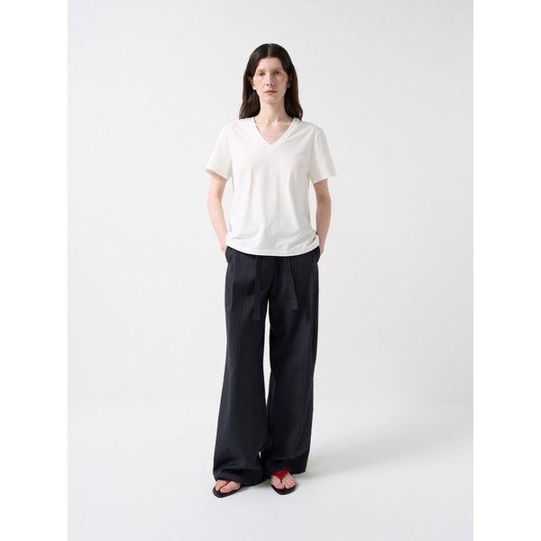 코튼 브이넥 에센셜 티셔츠-화이트