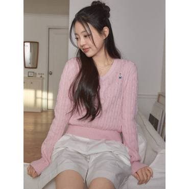 후아유 Steve V-neck Cable Sweater WHKAE2304F