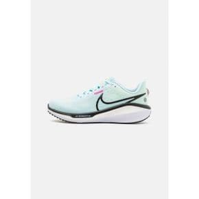 4514371 Nike VOMERO 17 - Neutral running shoes glacier blue/black/barely green/vapor green