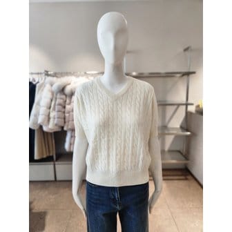 NICE CLAUP [여주점] [나이스클랍] 캐시 혼방 케이블 브이넥 니트 A253PWK707
