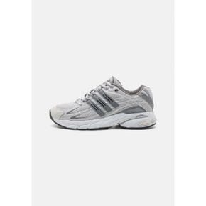 5111575 adidas ADISTAR CUSHION - Trainers core black/grey one/footwear white