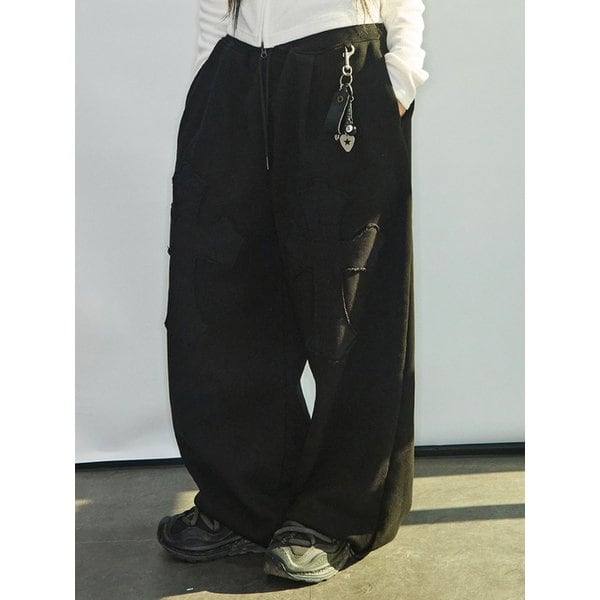 CROSS APPLIQUE SWEAT PANTS [BLACK]