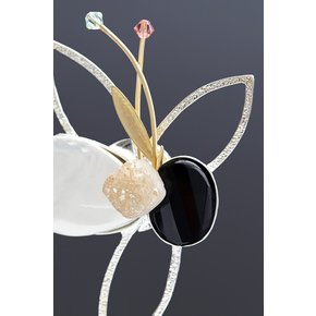 Nectar Waltz Noir Brooch -- Noir