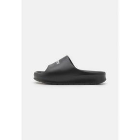 4411594 Lacoste SERVE SLIDE 2.0 - Mules black