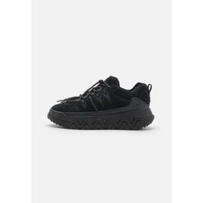 5107031 UGG CAPTRAIL LOW - Trainers black