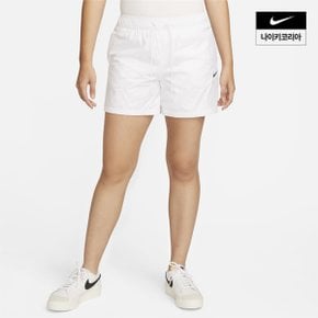 우먼스 나이키 스포츠웨어 에센셜 리펠 미드라이즈 쇼츠 NIKE DM6761-100