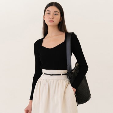 킨더살몬 Heart Neck Knitted Top Black