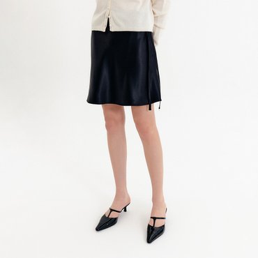 룩캐스트 엘라 리본 새틴 스커트_블랙 / ELLA RIBBON SATIN SKIRT_BLACK