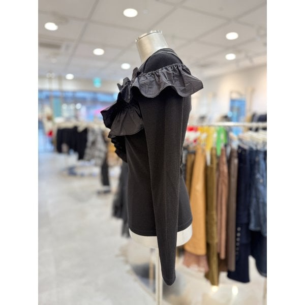 [부산점] 언발 프릴 포인트 라운드넥 티셔츠 ES1CL661