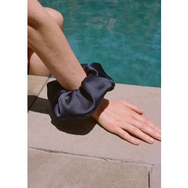 샵아모멘토 소피부하이 24PF SOPHIE BUHAI ELEGANT SCRUNCHIE (2 COLORS)