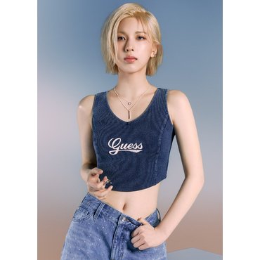 게스 YP2K1442  [NMIXX] V넥 빈티지로고 워싱 나시
